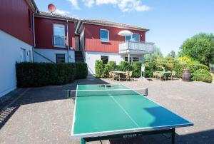 Stolní tenis v ubytování De Kanalkieker Apartmenthaus Meier nebo okolí