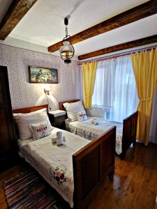 Pleternica的住宿－Apartment Slavonska Kuća，一间卧室设有两张床和窗户。