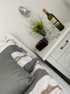 una camera con letto e bottiglia di vino di Bolkovac Apartman Ulica Donje selo 33 Fužine a Fužine