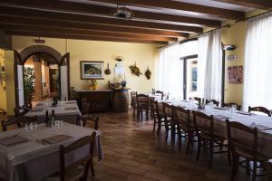 ห้องอาหารหรือที่รับประทานอาหารของ Agriturismo il Cascinale