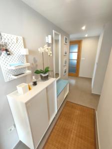 ein Badezimmer mit einer weißen Theke und einem Spiegel in der Unterkunft Veneziola Paraíso Apartament in La Manga del Mar Menor