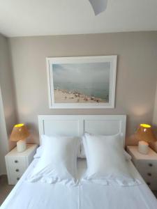 1 dormitorio con 1 cama y una foto de playa en Veneziola Paraíso Apartament, en La Manga del Mar Menor