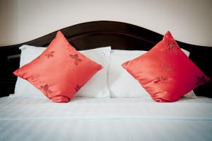 羅夷的住宿－Thanh Binh Hotel，床上的2个红色枕头和白色枕头
