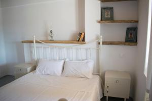 Postel nebo postele na pokoji v ubytování Traditional suites in Chora Kythnos #3
