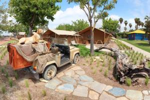 un cane seduto nel retro di un camion di Camping & Resort Sangulí Salou a Salou