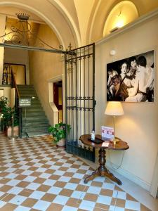 佛羅倫斯的住宿－卡拉瓦喬酒店，走廊上挂着一张桌子和一张墙上的照片
