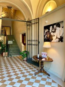 korytarz ze stołem i zdjęciem na ścianie w obiekcie Hotel Caravaggio we Florencji