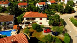 uma vista aérea de uma casa com piscina em Belvedere Apartments em Krk