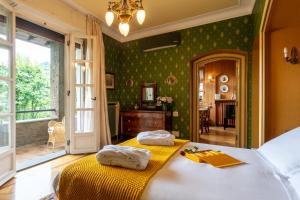 سرير أو أسرّة في غرفة في Ronco Dell'Abate - Lake Como Relais B&B