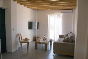 Televízia a/alebo spoločenská miestnosť v ubytovaní Traditional suites in Chora Kythnos #3