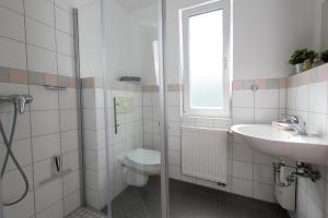 Koupelna v ubytování De Kanalkieker Apartmenthaus Meier