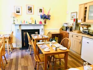 彭贊斯的住宿－Rosalie Guest House，厨房以及带桌椅的用餐室。