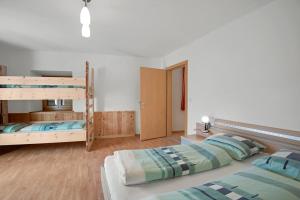 Un pat sau paturi într-o cameră la Rafaser - Apartment Albina