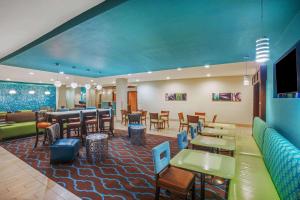 La Quinta by Wyndham Beeville tesisinde bir restoran veya yemek mekanı