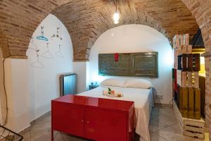 1 dormitorio con 1 cama con cómoda roja en B&B IL Cammino, en Lanciano