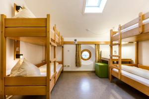 Ένα ή περισσότερα κρεβάτια σε δωμάτιο στο Jugendherberge Eichstätt +19 φωτογραφίες