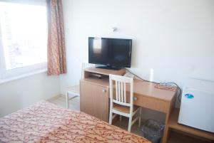 TV a/nebo společenská místnost v ubytování Carolina Hotel
