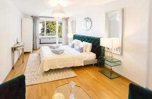 um quarto com uma cama grande e um espelho em Sunset View Apartment - 2 Bedrooms em Veytaux