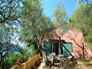 una casa con un árbol delante de ella en Belvilla by OYO Villa Shakti, en Lerici