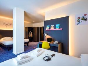 Una cama o camas en una habitación de ibis Styles Liege Guillemins