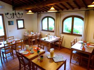 A restaurant or other place to eat at Agriturismo Apparita
