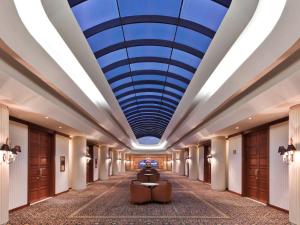 korytarz z niebieskim sufitem w budynku w obiekcie Swissotel Lima w mieście Lima