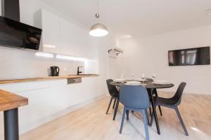 Kuchyňa alebo kuchynka v ubytovaní City Break Gdańsk Rajska 8 Apartamenty