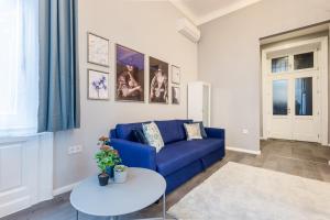 un soggiorno con divano blu e tavolo di W33- Quality Apartments, Best Location. By BQA a Budapest