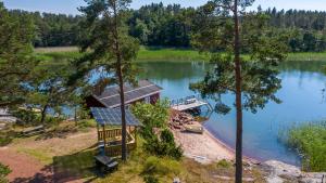 uma vista aérea de uma cabina num lago em Villa Kommodor em Lumparland