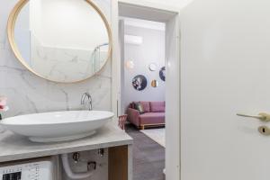 bagno con lavandino e specchio di W33- Quality Apartments, Best Location. By BQA a Budapest