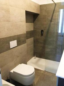 科莫的住宿－Oasi，一间带卫生间和淋浴的浴室