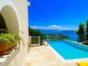 una villa con piscina e vista sull'acqua di Kalami Beach Luxury Villa with heatable private pool a Kalámi