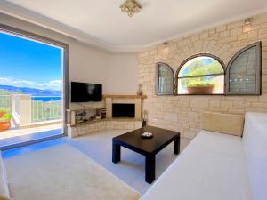 Foto dalla galleria di Kalami Beach Luxury Villa with heatable private pool a Kalámi