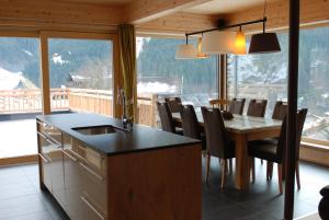 eine Küche und ein Esszimmer mit einem Tisch und Stühlen in der Unterkunft Chalet Glemmtal - Haus Schmittenblick in Viehhofen