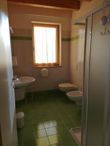 A bathroom at Az. Agr. Sponga Giancarlo