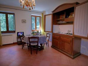 A television and/or entertainment centre at Farmhouse in Umbria near Lake Trasimeno