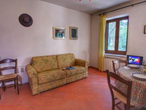 A television and/or entertainment centre at Farmhouse in Umbria near Lake Trasimeno