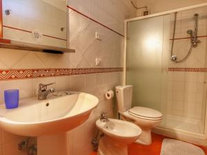 A bathroom at Farmhouse in Umbria near Lake Trasimeno