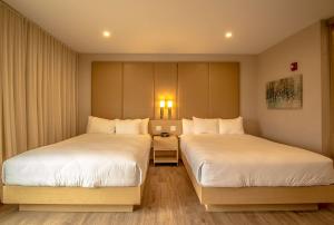 una habitación de hotel con 2 camas en una habitación en The Chandler at White Mountains, Ascend Hotel Collection, en Bethlehem