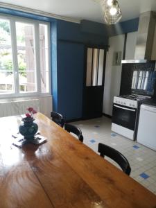 eine Küche mit einem Holztisch im Zimmer in der Unterkunft gîte St Pierre in Melle