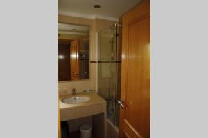 Koupelna v ubytování Apartamento T1 - Praia Senhora da Rocha + 22 fotografií