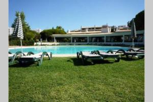 Bazén v ubytování Apartamento T1 - Praia Senhora da Rocha nebo v jeho okolí