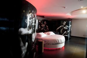 Un dormitorio con una cama y una foto de mujeres en Mood - Private Suites, en Montijo