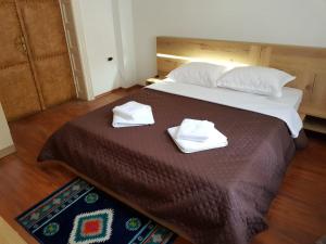 sypialnia z dużym łóżkiem z dwoma ręcznikami w obiekcie Villa Dumbrava Rosie w Konstancy