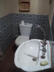 une salle de bain avec un lavabo blanc et des toilettes dans l'établissement Nour El Gourna, à Louxor