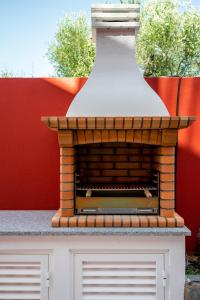 einem Pizzaofen auf einem Gebäude in der Unterkunft Casa Vela in Tavira