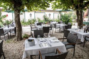 A restaurant or other place to eat at Hotel Restaurant Auerhahn