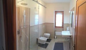 ポルト・トッレスにあるEma Homeのバスルーム(シャワー、トイレ、シンク付)