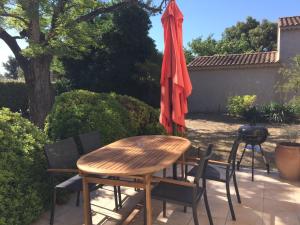 Photo de la galerie de l'établissement Castel Mireio Gîtes, à Cairanne 24 autres photos