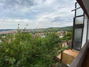 een balkon met uitzicht op de stad bij Monteurswohnung Zimmerfrei Marktheidenfeld in Marktheidenfeld